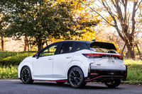 「ノート オーラNISMO」は、ベースとなった「ノート オーラ」よりも全長が80mm長く、全高が20mm低い設定。ボディーサイズは全長×全幅×全高＝4125×1735×1505mmとなっている。