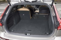 後席の背もたれをすべて倒したときの荷室容量は1441リッター。床面がフラットになるのがうれしい。