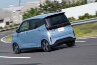 シフトセレクターのサイドにある「e-Pedal」ボタンを押すとワンペダルドライブの「e-Pedalステップ」が使える。アクセルを離したときの減速度を車速に応じて変えているため違和感なく使える。