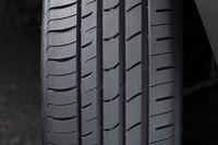 4本のセンターグルーブは内（写真右）と外で太さを変えてあるのがポイント。外の1本を細くしてアウトブロックの剛性を確保し、太い3本で排水性を高めている。