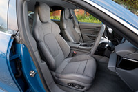 オプション装備の18way電動調整式アダプティブスポーツシート。運転席から見る景色は、まさにスポーツカーのそれだ。