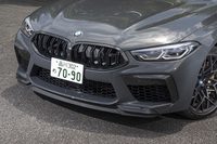 キドニーグリルはMモデル専用のダブルバータイプ。グリルまわりを飾るカーボンパーツは「コンペティション」のみに設定される「Mカーボンエクステリアパッケージ」に含まれている。