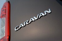 マイナーチェンジを機に「NV350キャラバン」から「キャラバン」に。NV350が付かない車名は先代モデル（2001～2012年）以来となる。