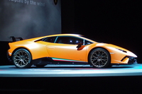 「ウラカン ペルフォルマンテ」の前後重量配分は、43：57となっている。