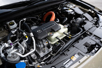 「MX-30」のエンジンルームにピッタリとおさまる新開発のシリーズ式プラグインハイブリッドシステム。写真右側に「8C」型ロータリーエンジンが横置きされている。