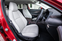 「Lパッケージ」の運転席には10Wayのパワーシートが標準装備される。表皮はパーフォレーションレザーで、ピュアホワイト（写真）またはブラック／チャコールグレーの2種類から選択できる。