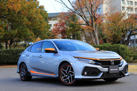 試乗会場には、ホンダの純正用品を手がけるホンダアクセスのアクセサリー装着車も展示されていた。写真はアクセントカラーにオレンジを採用した「Excite Sporty」パーツ装着車。（写真＝荒川正幸）