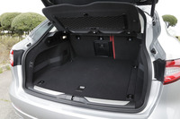 荷室の容量は標準時で580リッター。全長と全幅がほぼ同じサイズの「ランドローバー・レンジローバー（標準ホイールベース仕様）」の909リッターと比べるとだいぶコンパクト。