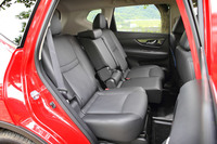 今回の改良では、2列シート仕様の「20X」の後席に、リクライニングおよびスライド調整機構が追加された。分割可倒機構についても、従来の6：4分割式から4：2：4分割式に変更されている。