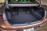 荷室の容量は450リッター。オプションのスペアタイヤを選択した場合は、荷室床下に収納される。足を出し入れするだけで開閉できる「ハンズフリーパワートランクリッド」や半ドア状態でも確実に閉まる「イージークローザー」を標準装備している。