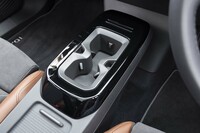 センターコンソールの前方に搭載された2つのカップホルダーは……