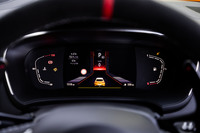 メーターパネルに7インチの液晶ディスプレイを採用。表示デザインは「レギュラー」「エコ」「スポーツ」「レース」（写真）の4種類から選択できる。