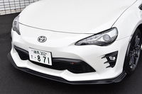 フロントには、空力性能を高める専用のフロントスポイラーとフロントバンパーサイドフィンが装着される。