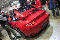 「ロードスターRF」も来場者の人気を集めた。ルーフの開閉機構を試す人が多く見受けられた。