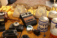 コダックのインスタントカメラ（中央）。1970年代中盤にポラロイドのライバルとなるべく登場したものの、ポラロイドが起こした特許権侵害裁判に破れて消滅した。
	 