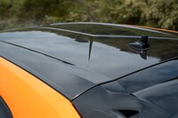 広大なルーフもすべてカーボン。こちらもボディー同色仕立てが可能。