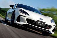 一方の「スバルBRZ」はコーナーで粘るしなやかで安定感のあるドライビングフィールだ。いわゆる乗り心地はこちらのほうが良好。