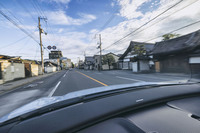 トラップの多い京都の道を攻略するのに「EX30」は適切なサイズ。ダッシュボードの上に何もなくて見晴らしがいいのもうれしい。