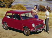 1959年にデビューした「オースチンMini」（最初期の名称は「オースチン・セブン」）。クラシックMiniはBMCの時代に誕生し、BLMC、BL、ローバーグループと社名が変わっても生き続け、最終型の「ローバーMini」は2000年までつくられた。