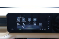 軽自動車で初となるGoogleの搭載も新型「ルークス」のトピック。Googleアシスタントを介してGoogleマップを操作したり、エアコンの温度調整を行ったりすることができる。フロントフード下に隠れた路面やさまざまな角度からの映像を立体的に表示する「3D機能付きインテリジェントアラウンドモニター」も軽自動車として初搭載された。