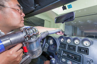 乗車スペースの清掃では、「延長ホース」が重宝した。普通の筒型ノズルだと、掃除機本体が邪魔になって、狭い場所にノズルを差し入れられない場合があるのだ。