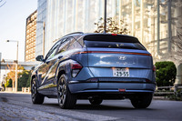 ルーフラインとCピラーで交わるベルトラインクロームモールディングは、そのままルーフ後端のリアスポイラーにつながる。「ピクセルグラフィックリアバンパーアッパー」と呼ばれるバンパー上のデザインには、「アイオニック5」との関連性がうかがえる。