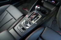 トランスミッションはデュアルクラッチ式ATのSトロニックを採用。1～6速は加速を意識した低めのレシオに、7速は高速巡航時に燃費を稼ぐ高めのレシオに設定されている。