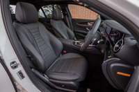 「E350deアバンギャルド スポーツ」は、「AMGライン」と呼ばれる内装が標準装備となる。シートは前後ともステッチ入りナッパレザーの表皮で、マット仕上げの「ブラックアッシュウッド」トリムと組み合わせられる。