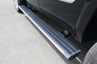 「プラチナム」専用装備の可動式アシストステップ。作動はドアの開閉に連動しており、暗い場所で便利なLED照明も備わっている。