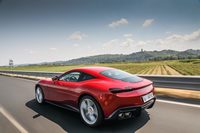 フェラーリのアイコンであった丸形テールランプにも新たな解釈が行われ、ボディーとの一体化が図られている。