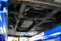 「バイパー」のボディー底部を前方から見たところ。今のスポーツカーと違い、フラットボトム化などは全然気にされていなかったようだ。