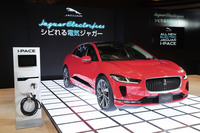 「ジャガーIペース」は最高出力200ps、最大トルク348Nmのモーターを前後軸に1基ずつ搭載。リチウムイオンバッテリーの容量は90kWhで、一充電あたりの航続可能距離は470km（WLTPモード値）。