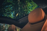 パノラミックガラスルーフには偏光ガラスが採用されている。