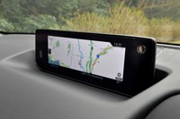 ダッシュボードの中央には、天地方向に薄い8.8インチのワイドディスプレイが備わる。