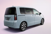 「フリード エアー」のリアビュー。縦型デザインのリアコンビランプが採用されるのも新型「フリード」の特徴だ。