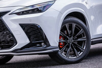 専用デザインの20インチアルミホイールとオレンジ塗装のブレーキキャリパーも「Fスポーツ」の特徴。新型「NX」の20インチホイール装着車は、いずれもランフラットタイヤが組み合わされる。（写真：花村英典）