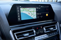 10.25インチのタッチパネル式センターディスプレイ。画面に触れることなく指先のジェスチャーだけでオーディオの操作などが可能になる「BMWジェスチャーコントロール」も利用できる。