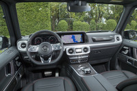 従来モデルに比べ大幅に近代化されたインテリア。一方で、助手席前方のグラブバーをはじめ本格オフローダーらしいディテールも見られる。