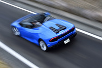 キャビンの背後にはヘッドフェアリング風のデザイン処理が施されている。またエンジンフード上のエアインテーク周りのデザインもクーペとは異なっている。