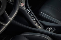 細身のセンターコンソールには、エンジンの始動スイッチやシフトセレクター、ローンチコントロールボタンが一列に並ぶ。