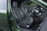 シート表皮はテップレザーとファブリックの組み合わせ。厚みがあってサポートがしっかりとした、Cセグメントの枠を超えた立派なシートだ。