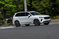 プラットフォームにはフレキシブルなモジュラープラットフォーム「SPA」を採用。軽量・高剛性なのはもちろん、電動パワートレインや自動運転技術への対応まで想定したプラットフォームだった。