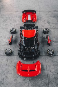 「488GT3」からホイールベースを50mm延長。コックピットを車体中央寄りに配置した「フェラーリP80/C」のエクステリアデザインは、往年の「330 P3／P4」や「ディーノ206S」「250LMベルリネッタ」をモチーフに構築しているという。