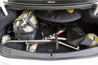 「CTS」のトランクには、ホイールを外したわがロードバイクが、すっぽり収まる。かばん、工具、空気入れなども余裕で積める。