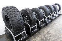 日本に導入される3サイズの中でも、最も巨大な40×13.50R17サイズの「ジオランダーX-MT」。その外径は40インチ（約102cm）と、まさかのメートル超えである。