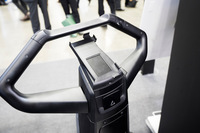 八角形のハンドルは、あらゆる角度から操作できることを意識してデザイン。右上部の小さな突起がアクセルとなる。