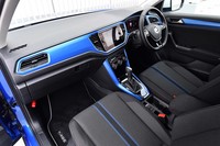 ブルーのインストゥルメントパネルが目を引くインテリア。この配色は、「ラヴェンナブルーメタリック」のボディーカラーにホワイトルーフを組み合わせる「TSIスタイル デザインパッケージ」だけに採用されている。