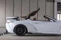 ルーフの開閉に要する時間はそれぞれ約15秒。動き始めや動作の切り替え時に約0.2秒のタメをつくることで書道の筆運びのような優雅さを追求している。