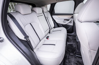 ヒーター機能が標準で装備される「XDハイブリッド プレミアムモダン」のリアシート。背もたれは40：20：40の分割可倒機能が備わっており、積載物に合わせたシートアレンジが行える。