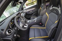「AMG GLC63 S 4MATIC＋」のインテリア。イエローのストライプが入ったバケットシートやカーボンのパネル類などが特別なムードを醸し出す。